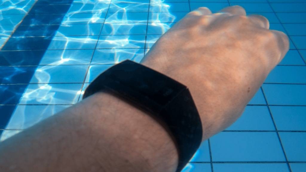 Charge 4 onder water horloge zwemmen fitbit