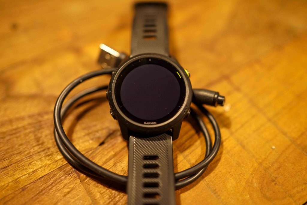 Garmin 745 review in het doosje uitpakken kabel